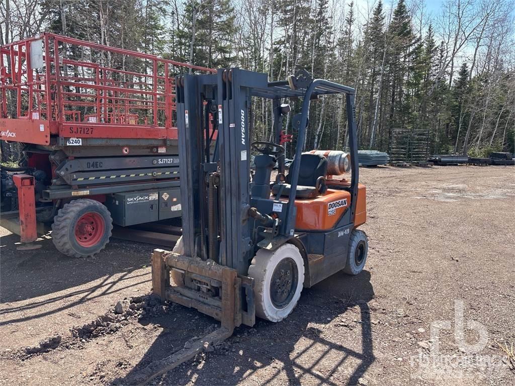 Doosan G25E-3 Дизельні навантажувачі