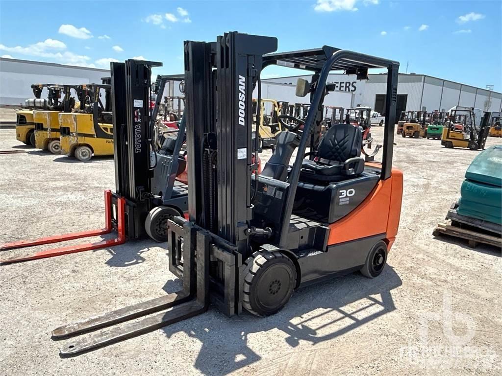 Doosan GC30E-5 Дизельні навантажувачі
