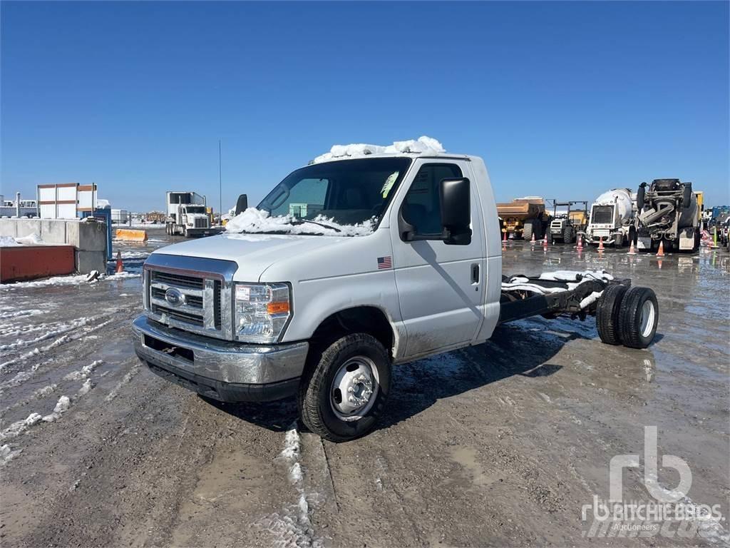 Ford E450 Шасі з кабіною
