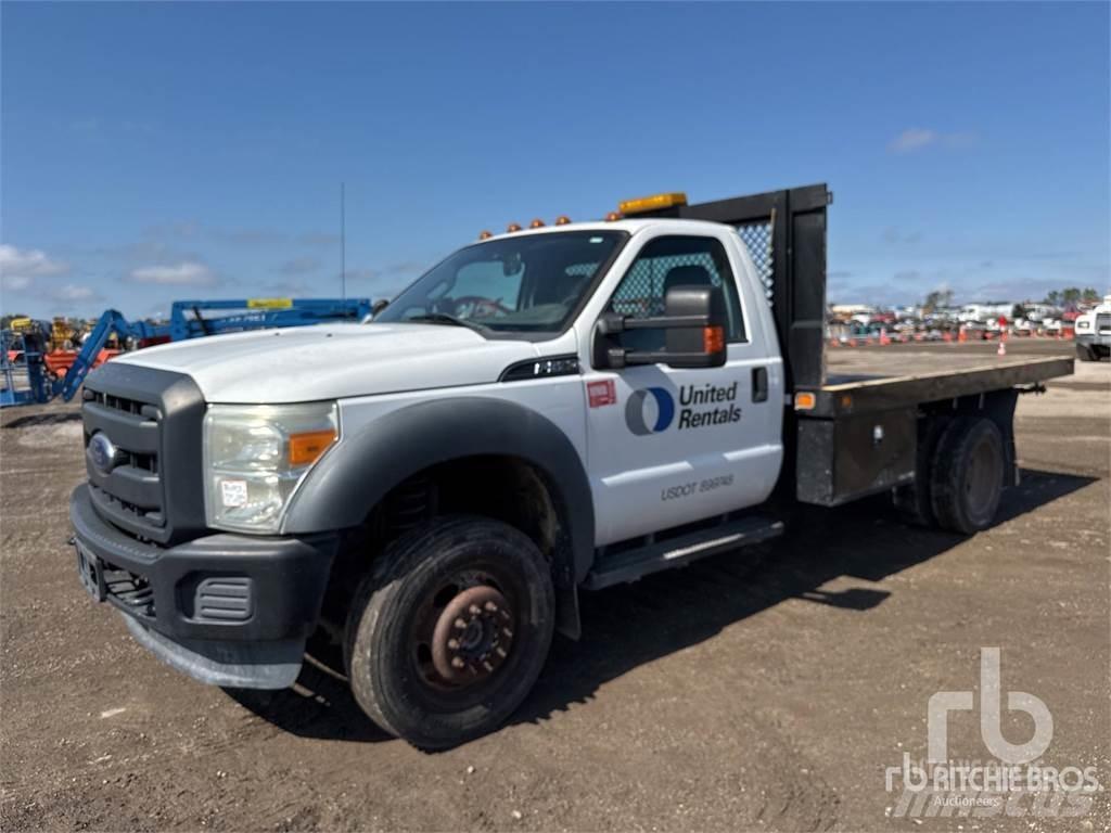Ford F-550 Вантажівки-платформи/бокове розвантаження