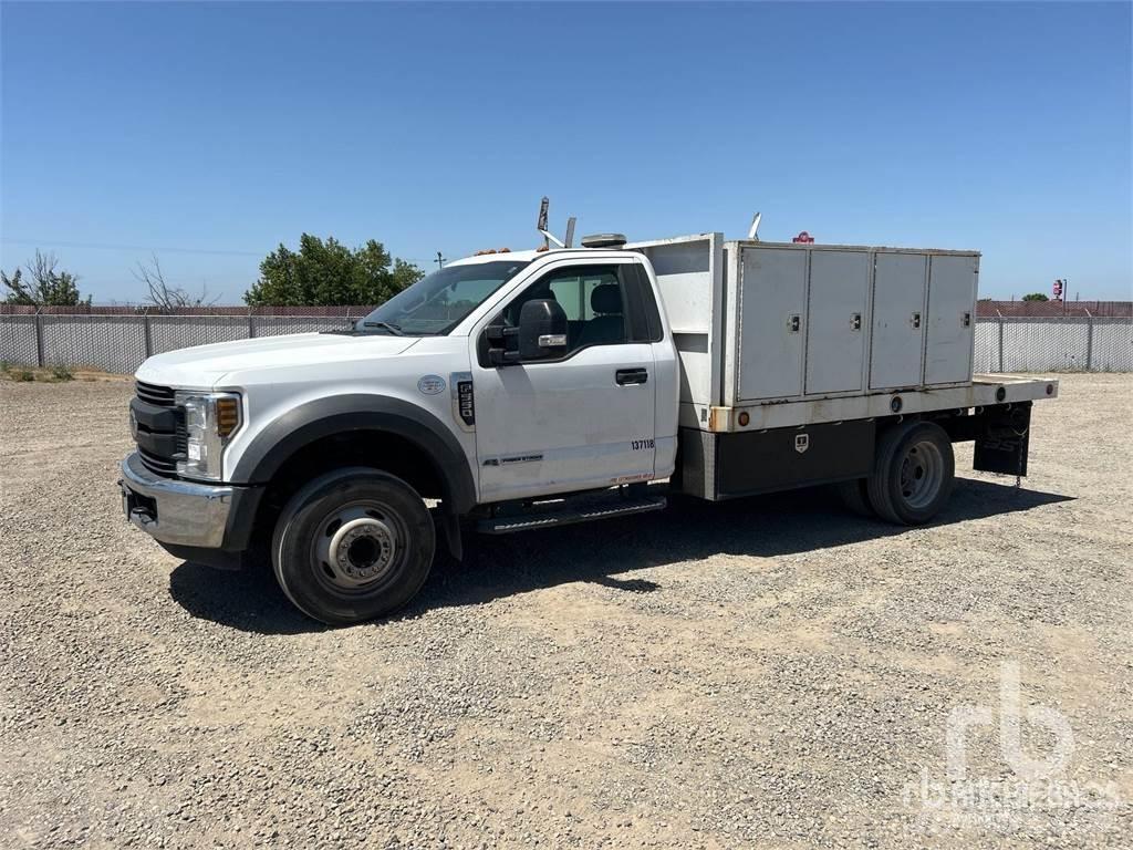 Ford F-550 Вантажівки-платформи/бокове розвантаження