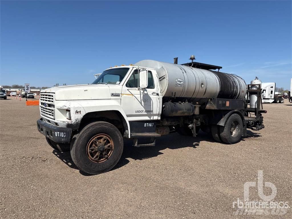 Ford F800 Автогудронатори