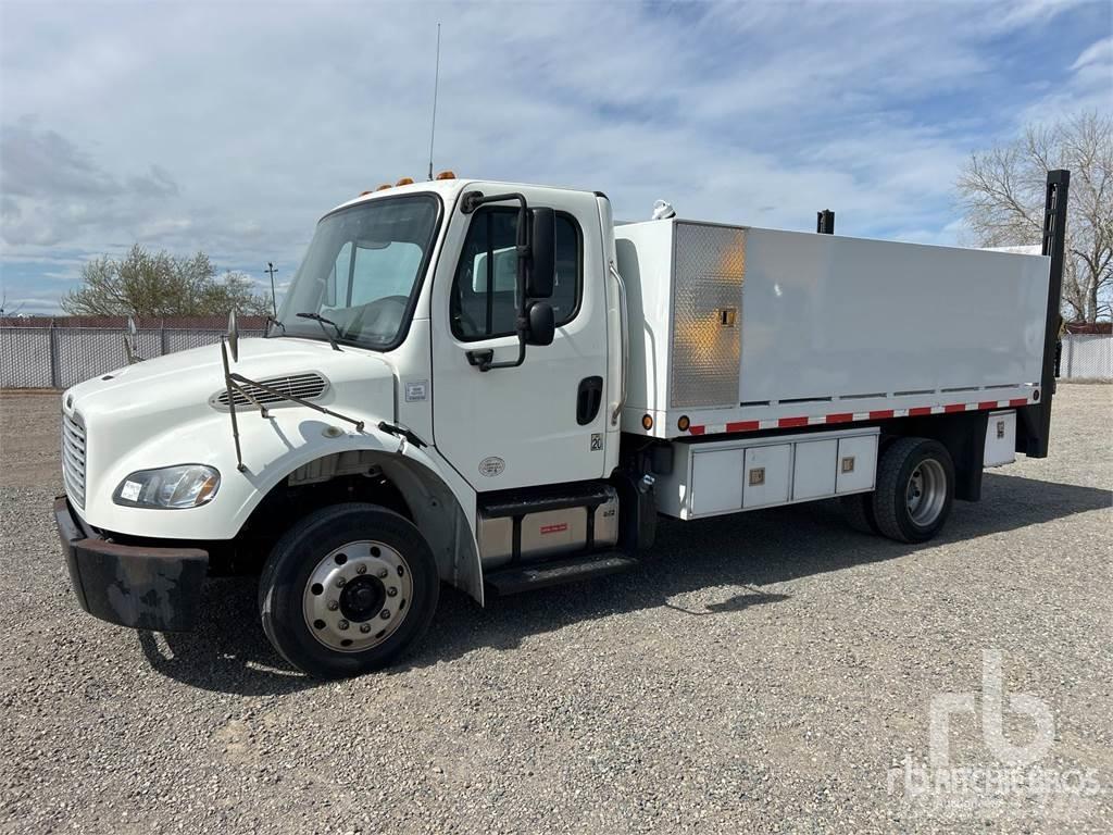 Freightliner M2 Вантажівки-платформи/бокове розвантаження