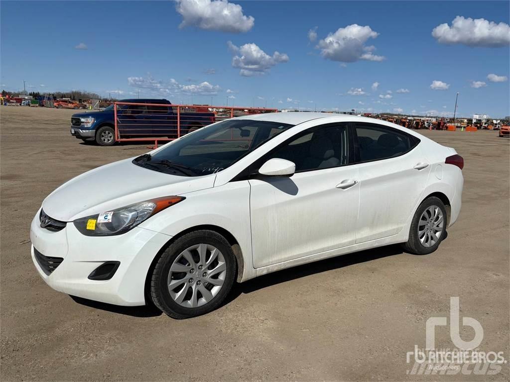Hyundai ELANTRA Автомобілі