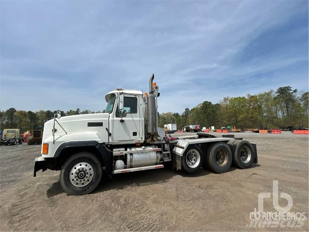Mack CL733 Тягачі