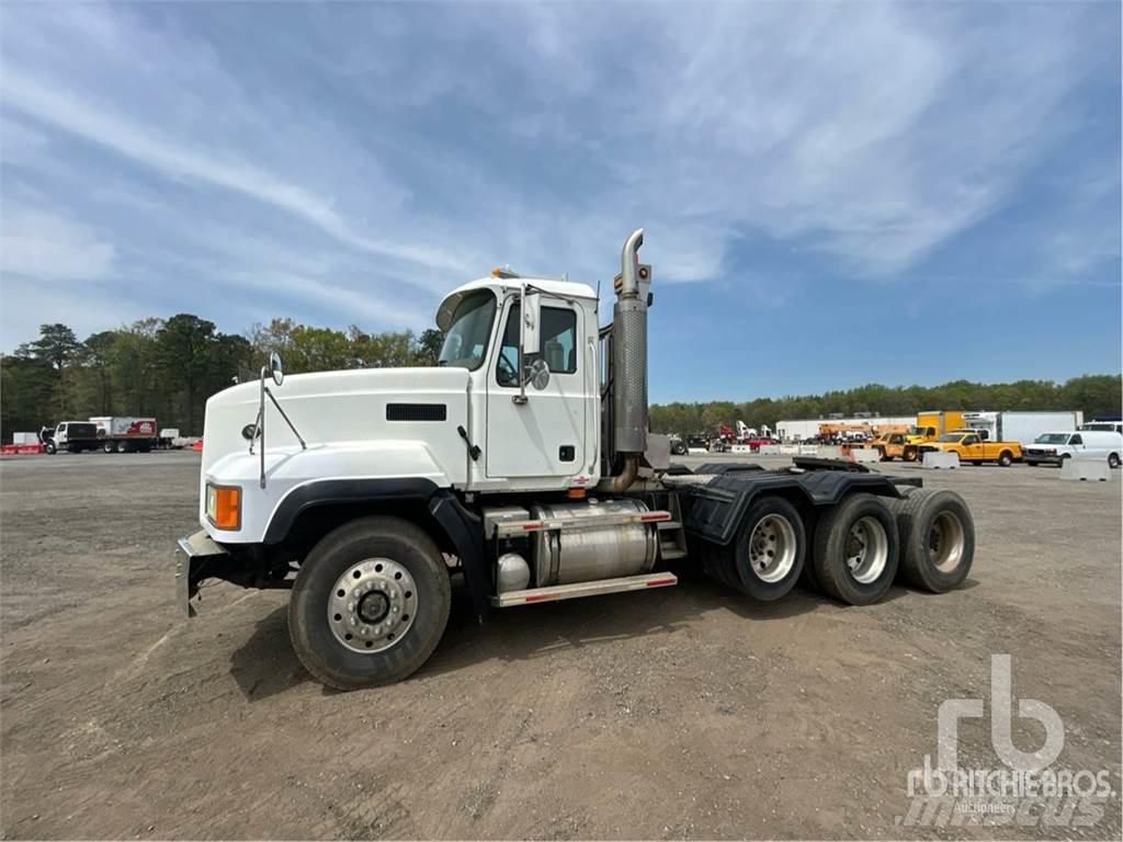 Mack CL733 Тягачі