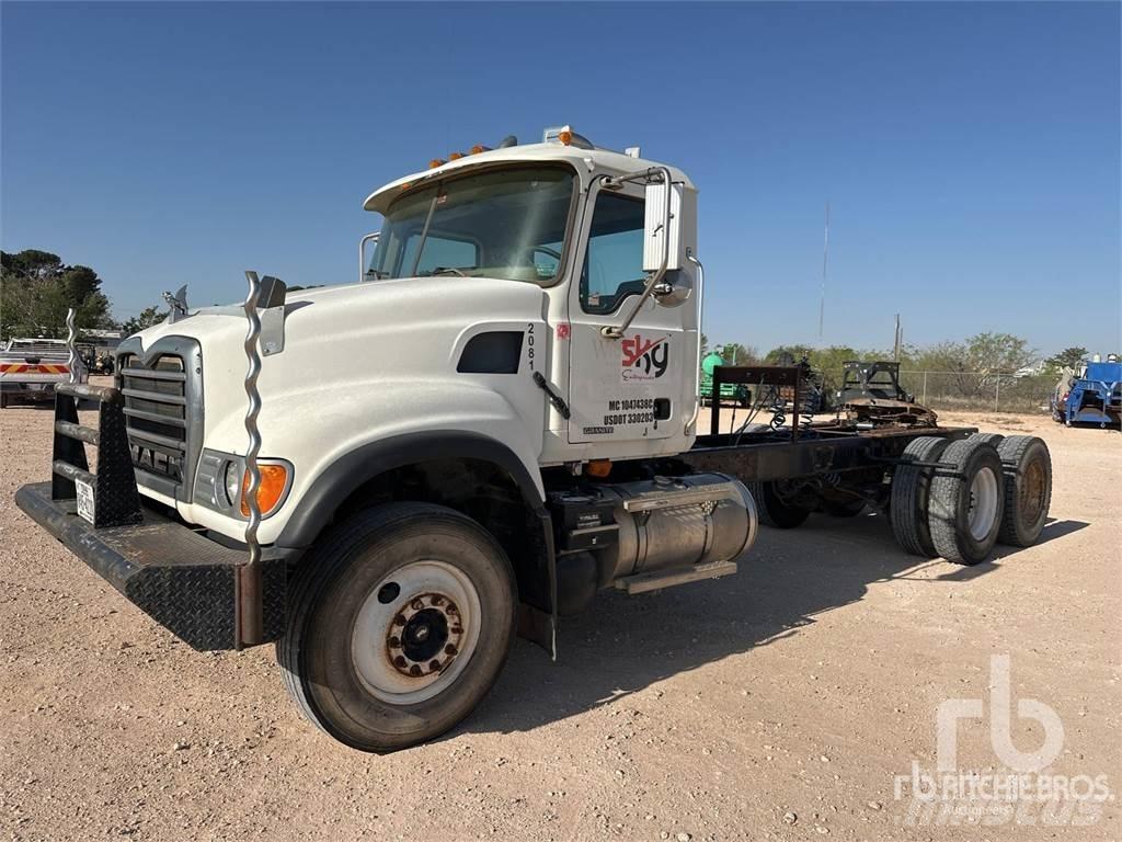 Mack CV713 Тягачі