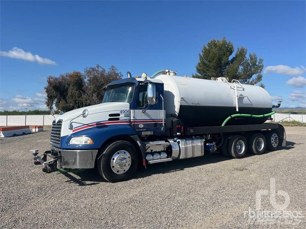 Mack CX613 Поливальні машини
