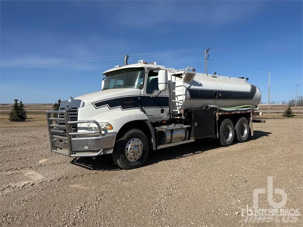 Mack CX613 Поливальні машини