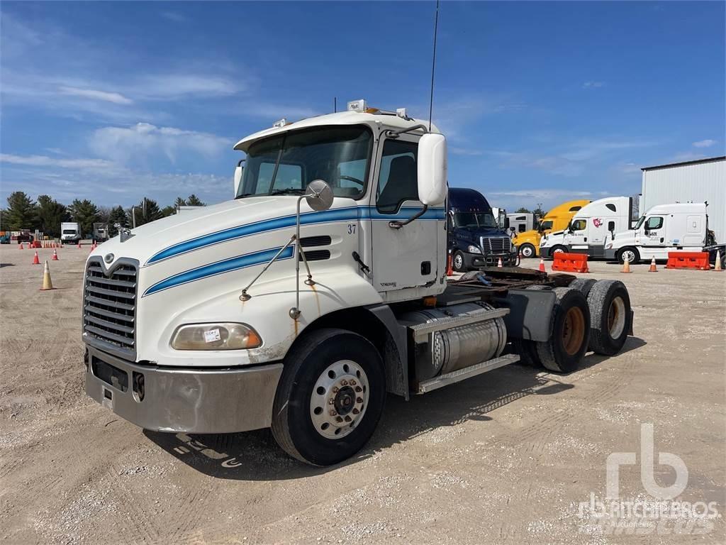 Mack CXN613 Тягачі