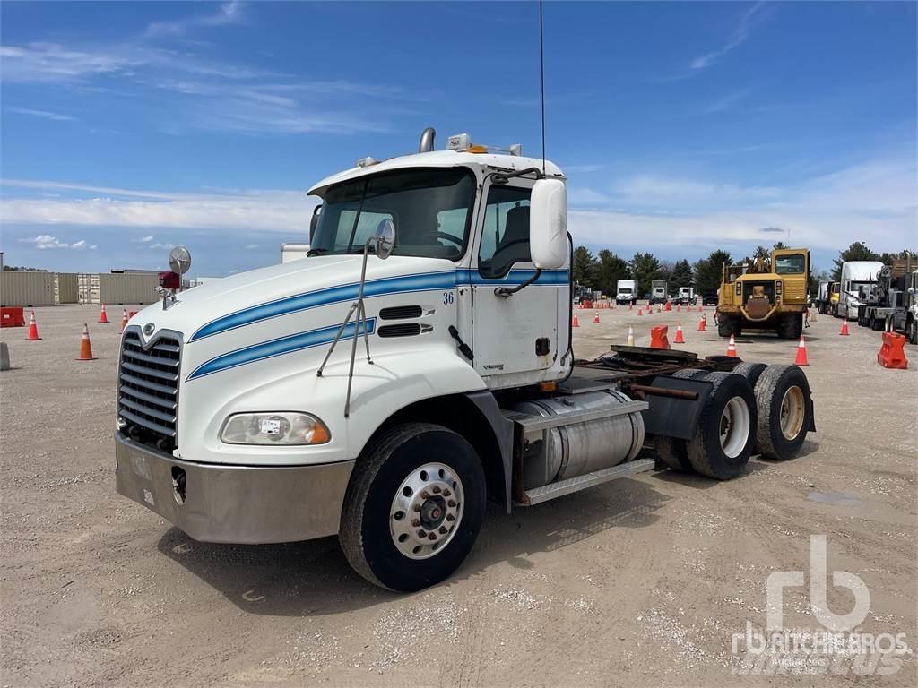 Mack CXN613 Тягачі