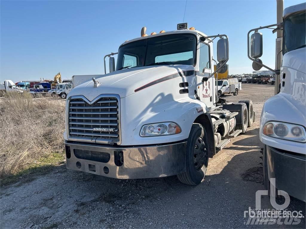 Mack CXU613 Тягачі