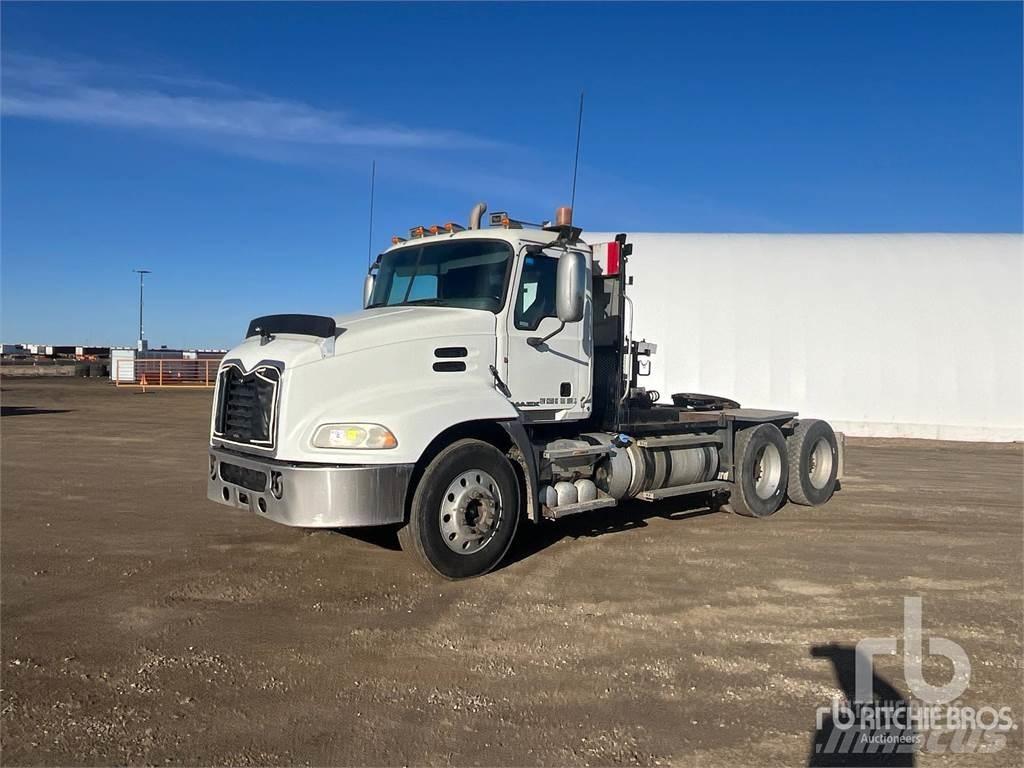 Mack CXU613 Тягачі