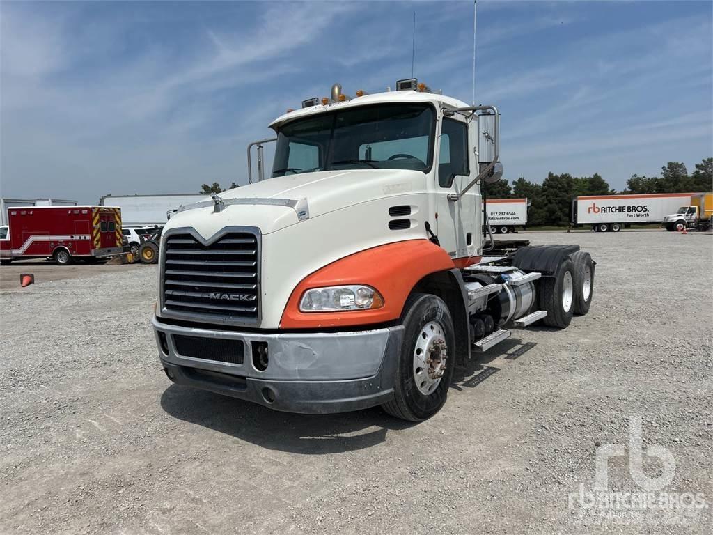 Mack CXU613 Тягачі