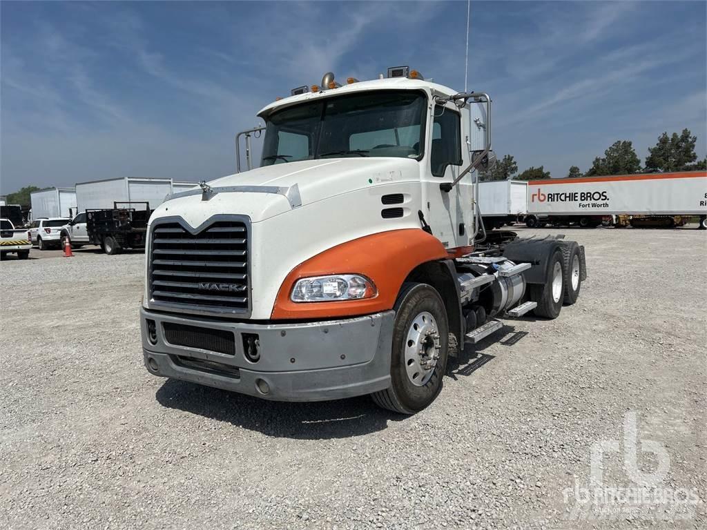 Mack CXU613 Тягачі
