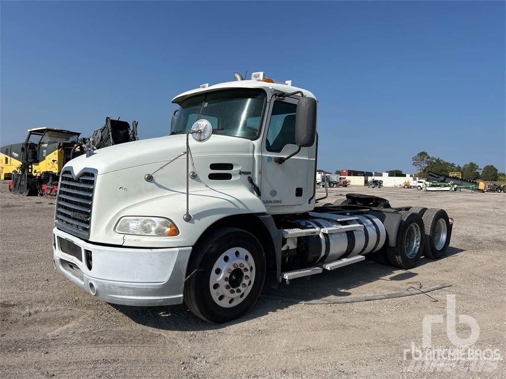 Mack CXU613 Тягачі