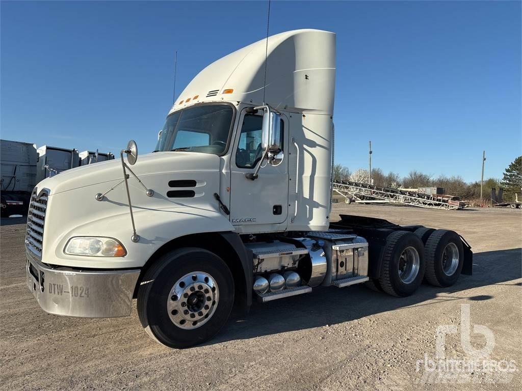 Mack CXU613 Тягачі