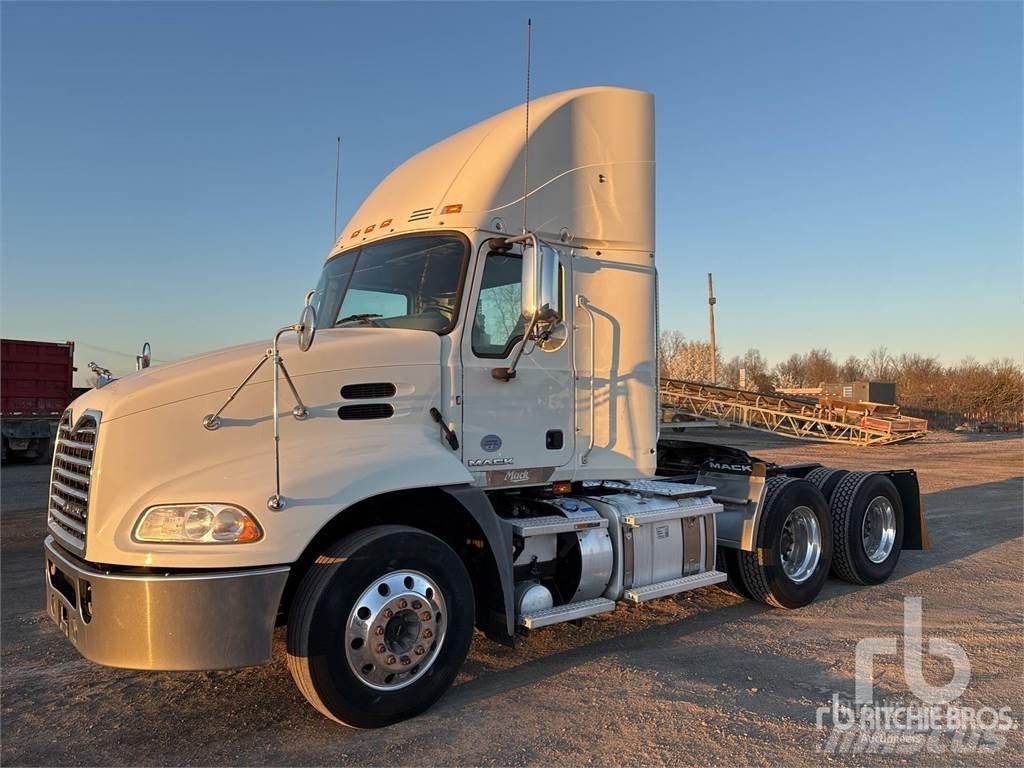 Mack CXU613 Тягачі