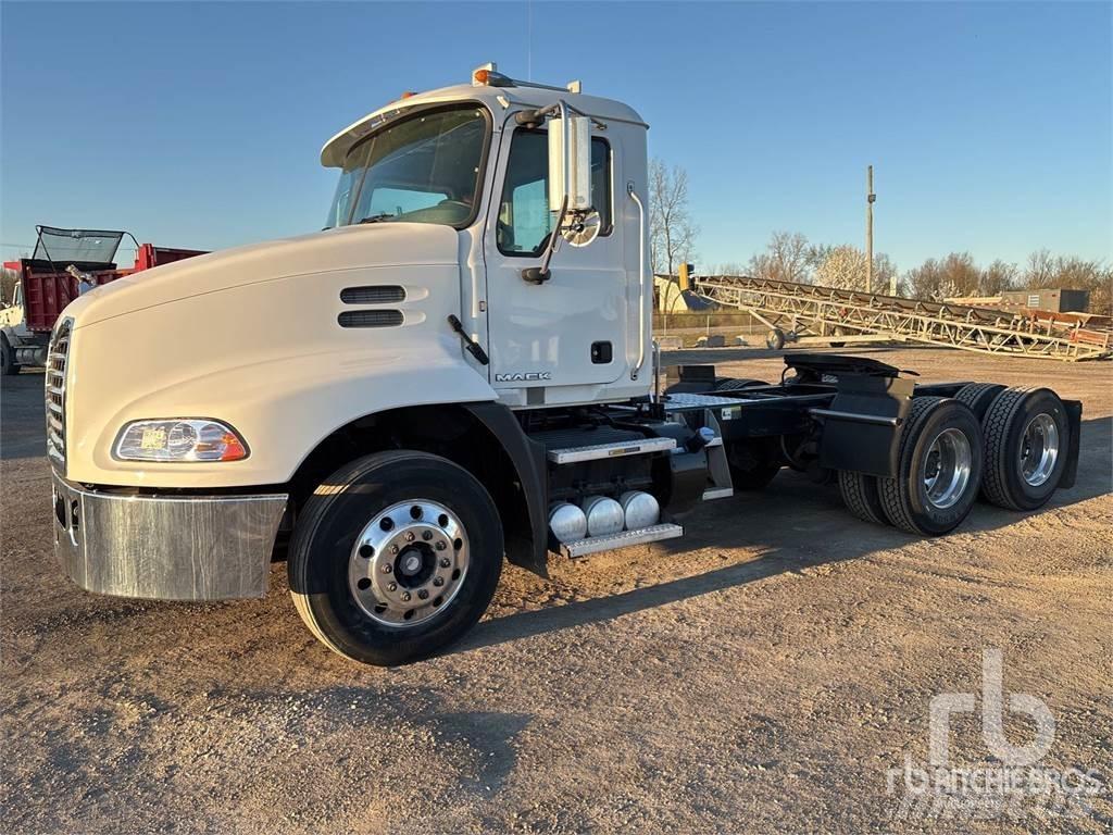 Mack CXU613 Тягачі