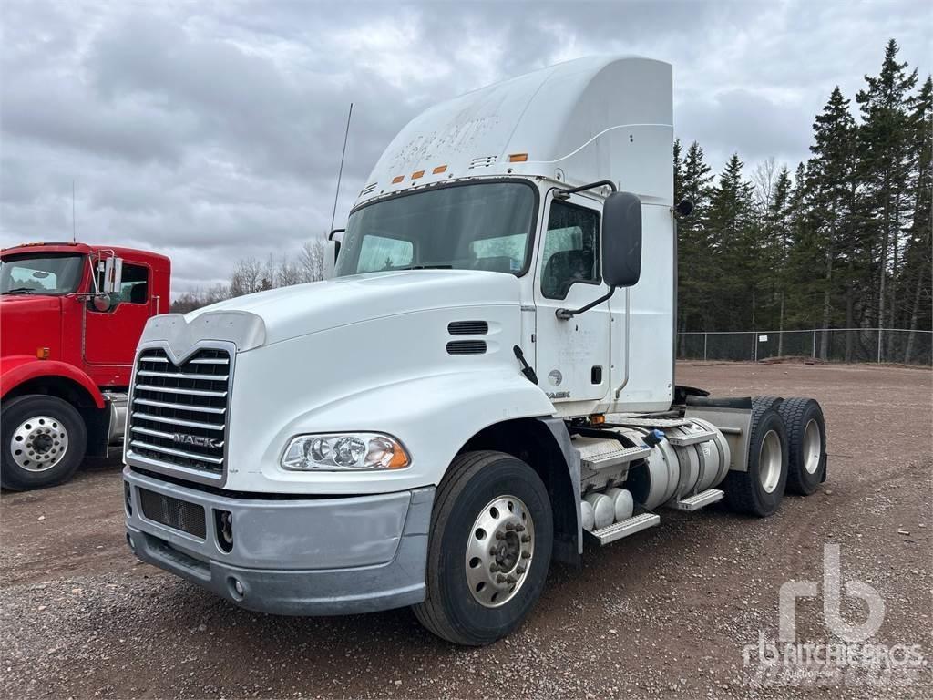 Mack CXU613 Тягачі