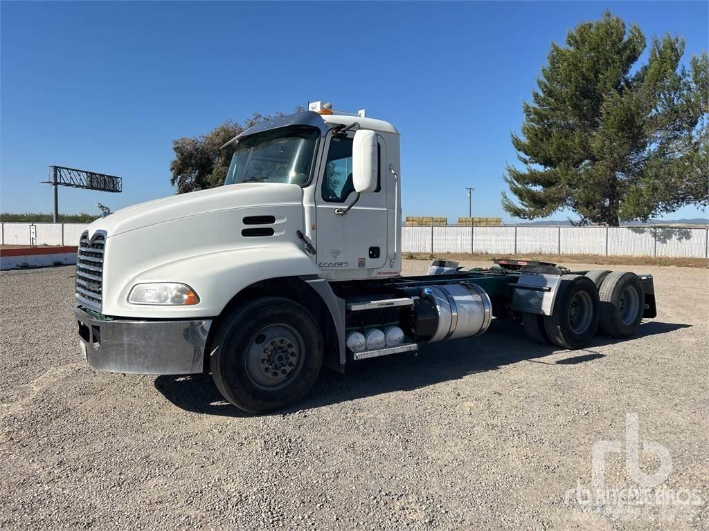 Mack CXU613 Тягачі