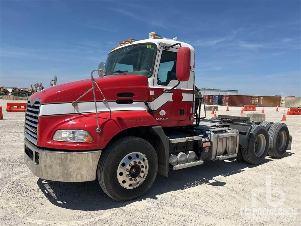 Mack CXU613 Тягачі