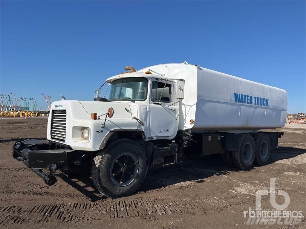 Mack DM Поливальні машини