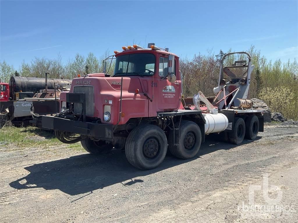 Mack DMM6906EX Шасі з кабіною