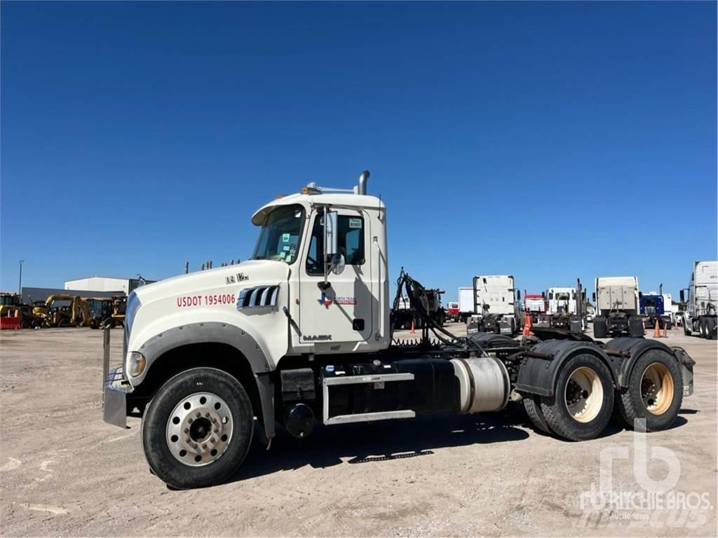 Mack GU713 Тягачі