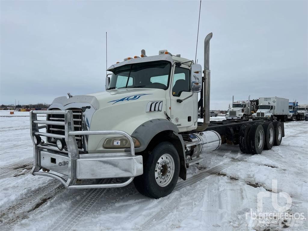 Mack GU814 Шасі з кабіною