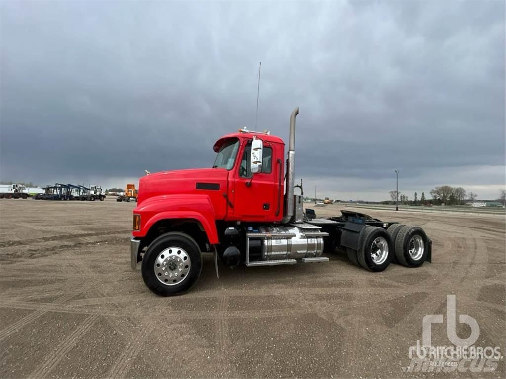 Mack PINNACLE Тягачі