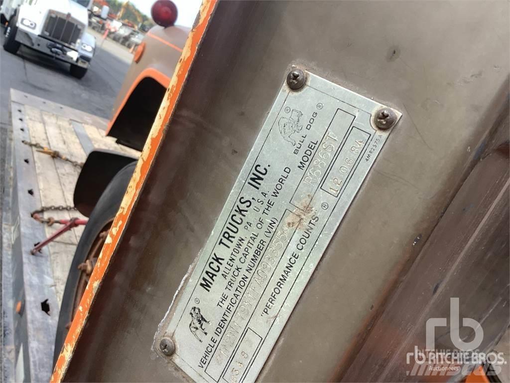 Mack R685ST Тягачі