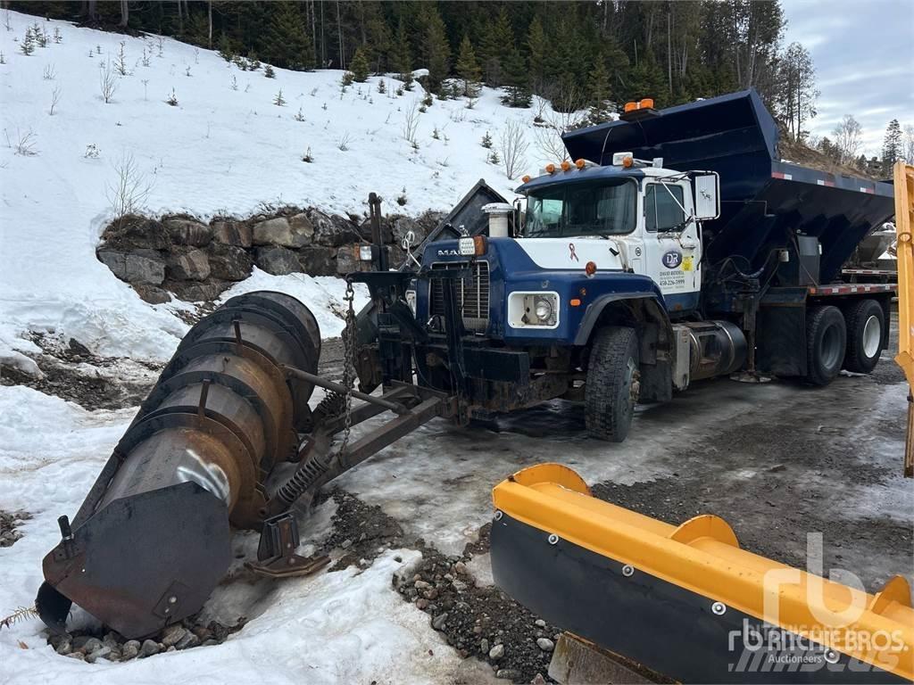 Mack RB688S Снігоочищувальні ножі та плуги