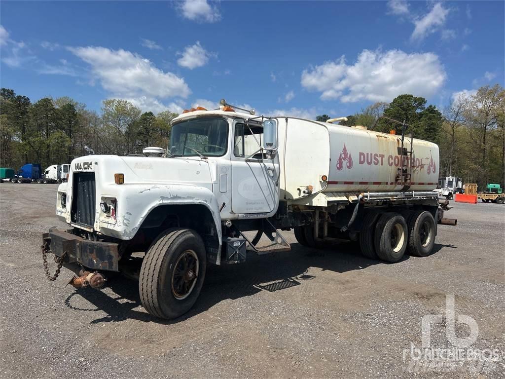 Mack RD685S Поливальні машини