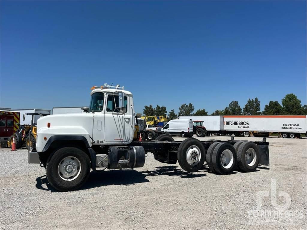 Mack RD688S Шасі з кабіною