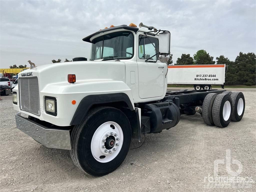 Mack RD690S Шасі з кабіною