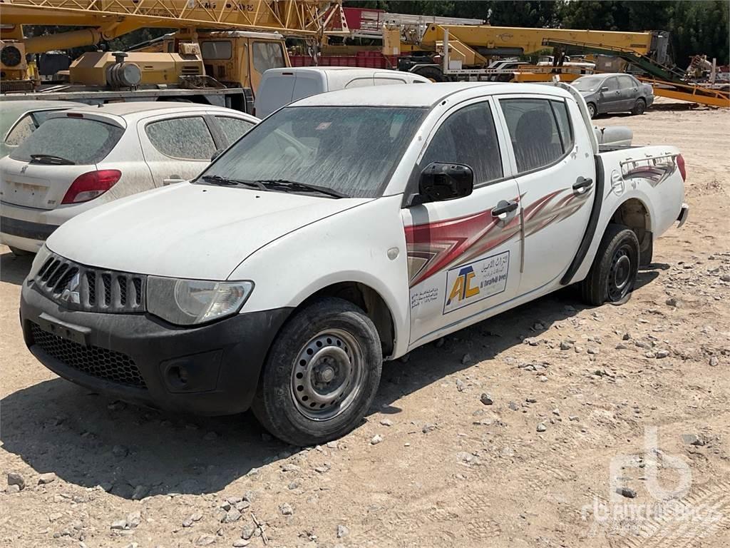Mitsubishi L200 Пікапи / Бічне розвантаження