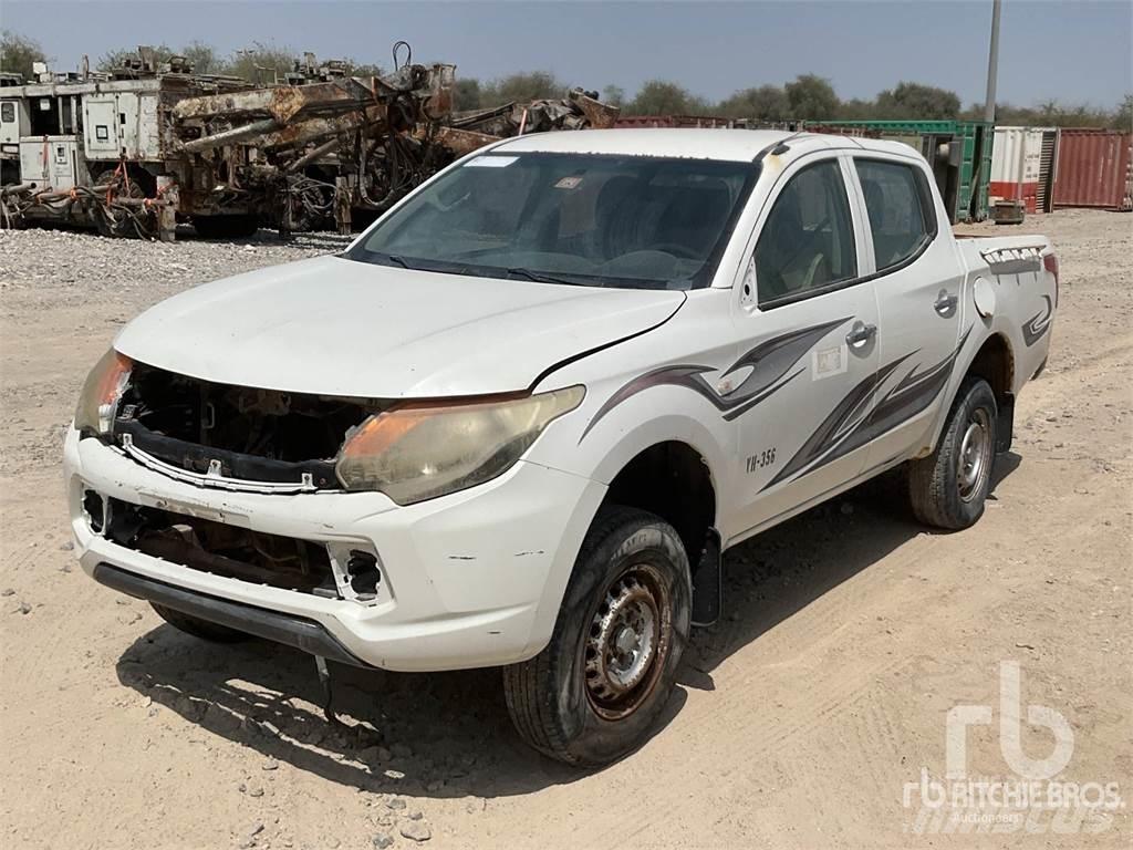 Mitsubishi L200 Пікапи / Бічне розвантаження