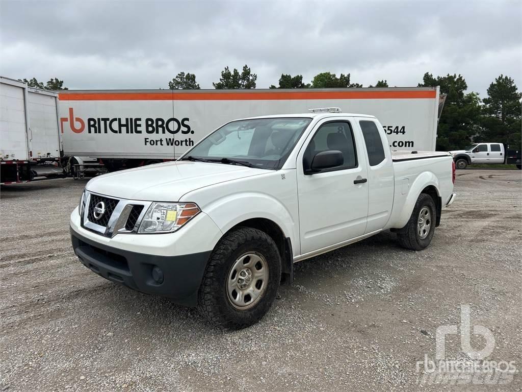 Nissan FRONTIER Пікапи / Бічне розвантаження