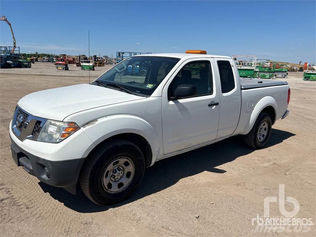 Nissan FRONTIER Пікапи / Бічне розвантаження