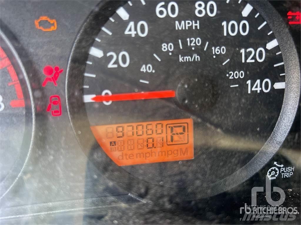 Nissan FRONTIER Пікапи / Бічне розвантаження