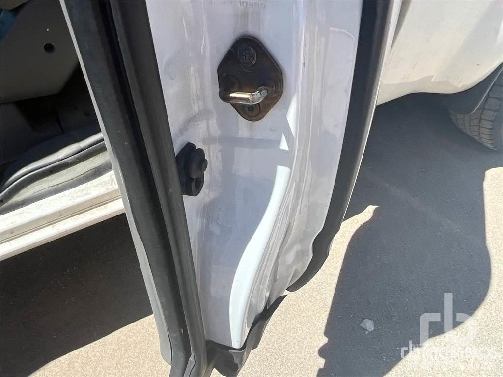 Nissan FRONTIER Пікапи / Бічне розвантаження