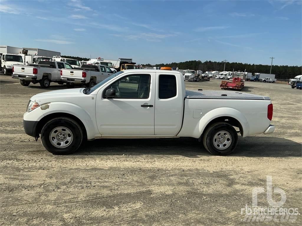 Nissan FRONTIER Пікапи / Бічне розвантаження
