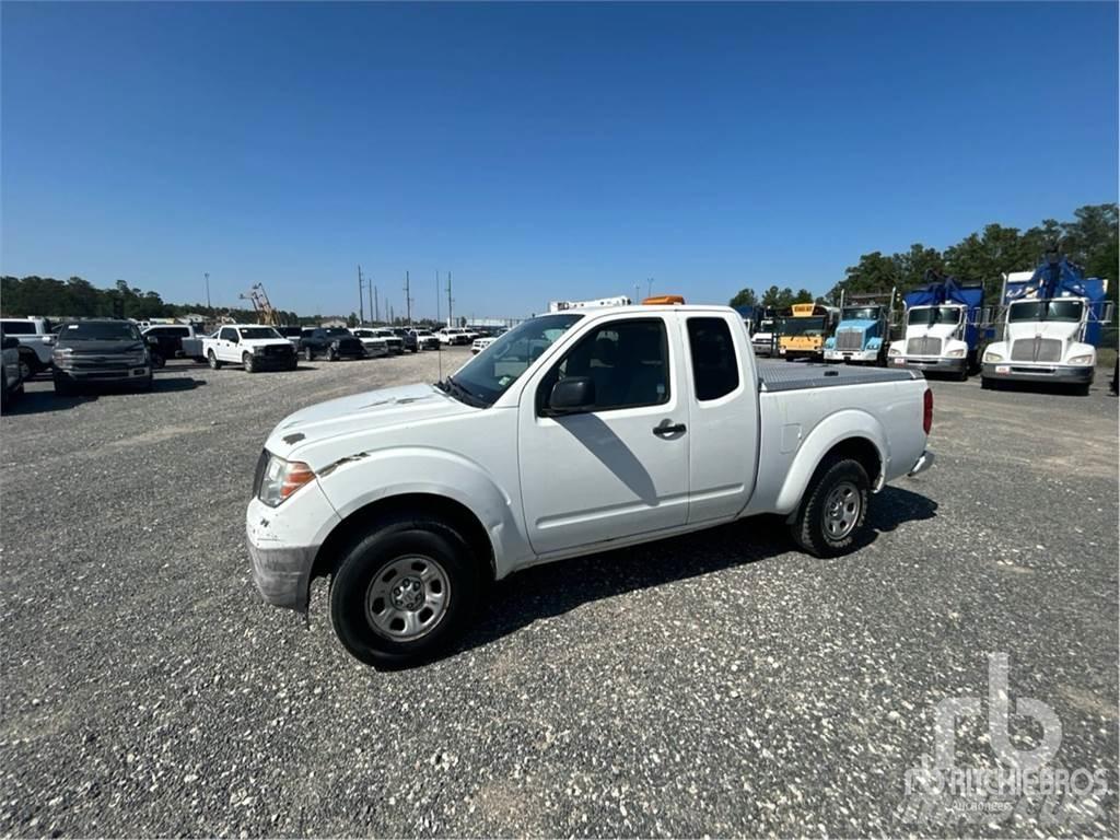 Nissan FRONTIER Пікапи / Бічне розвантаження
