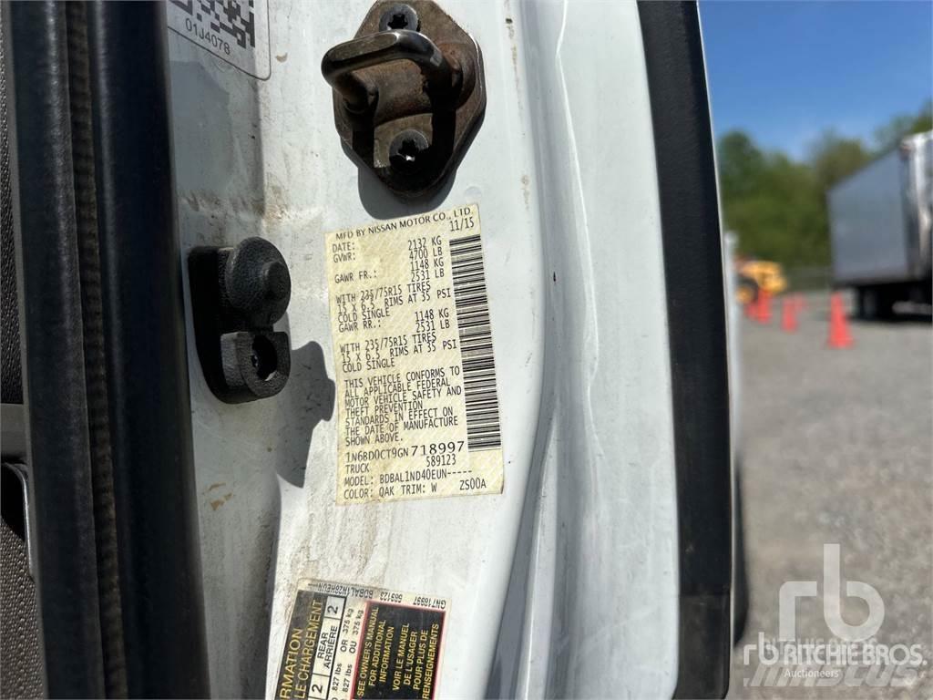 Nissan FRONTIER Пікапи / Бічне розвантаження