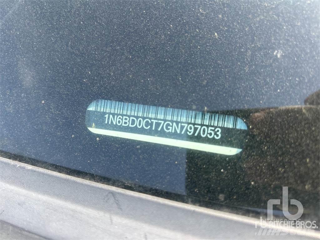 Nissan FRONTIER Пікапи / Бічне розвантаження