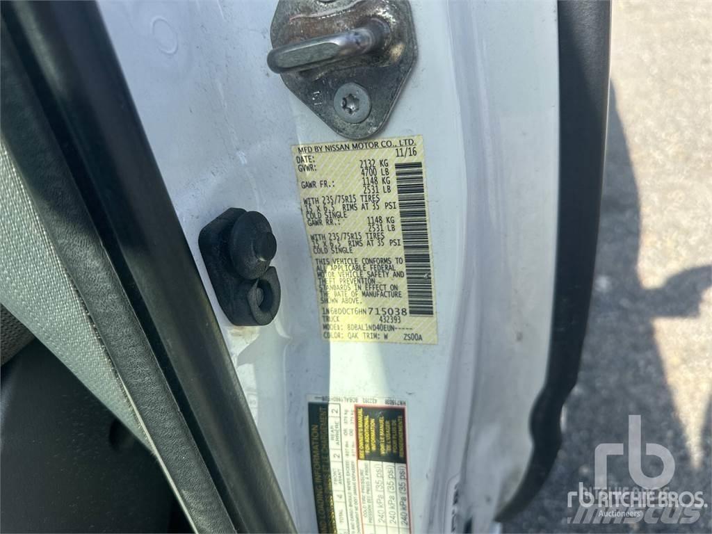 Nissan FRONTIER Пікапи / Бічне розвантаження