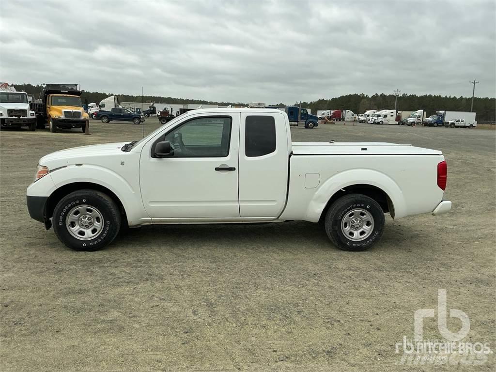 Nissan FRONTIER Пікапи / Бічне розвантаження