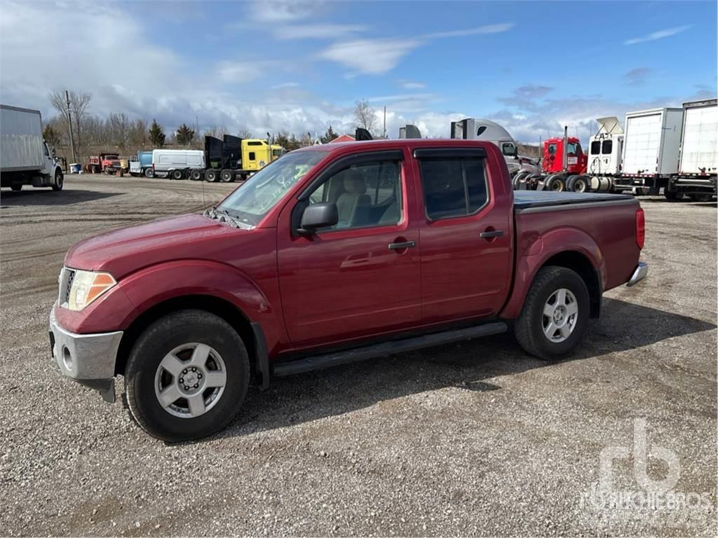 Nissan FRONTIER Пікапи / Бічне розвантаження