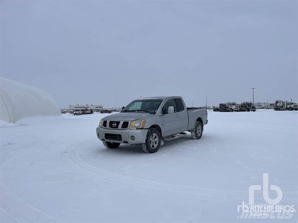 Nissan TITAN Пікапи / Бічне розвантаження